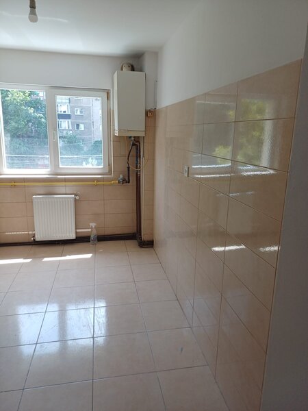 Crangasi, 150 m de metrou, apartament 3 camere decomandate.